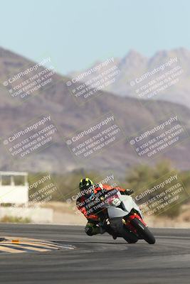 media/Oct-30-2025-Racers Edge (Thu) [[dabbdaf680]]/3-B Group/Session 2 (Turn 14)/